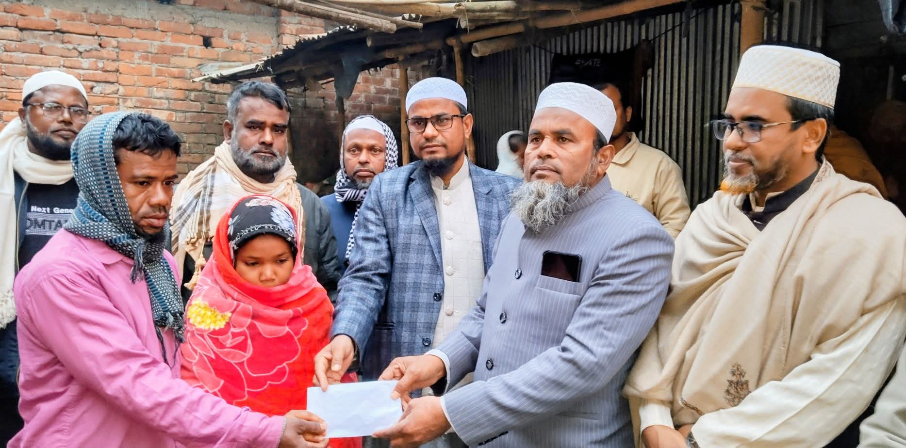 "পাঁচবিবিতে কিডনি আক্রান্ত শিশুর হাতে অনুদানের চেক তুলে দিচ্ছেন জয়পুরহাট-১ আসনের জামায়াত নেতা ফজলুর রহমান সাঈদ।"