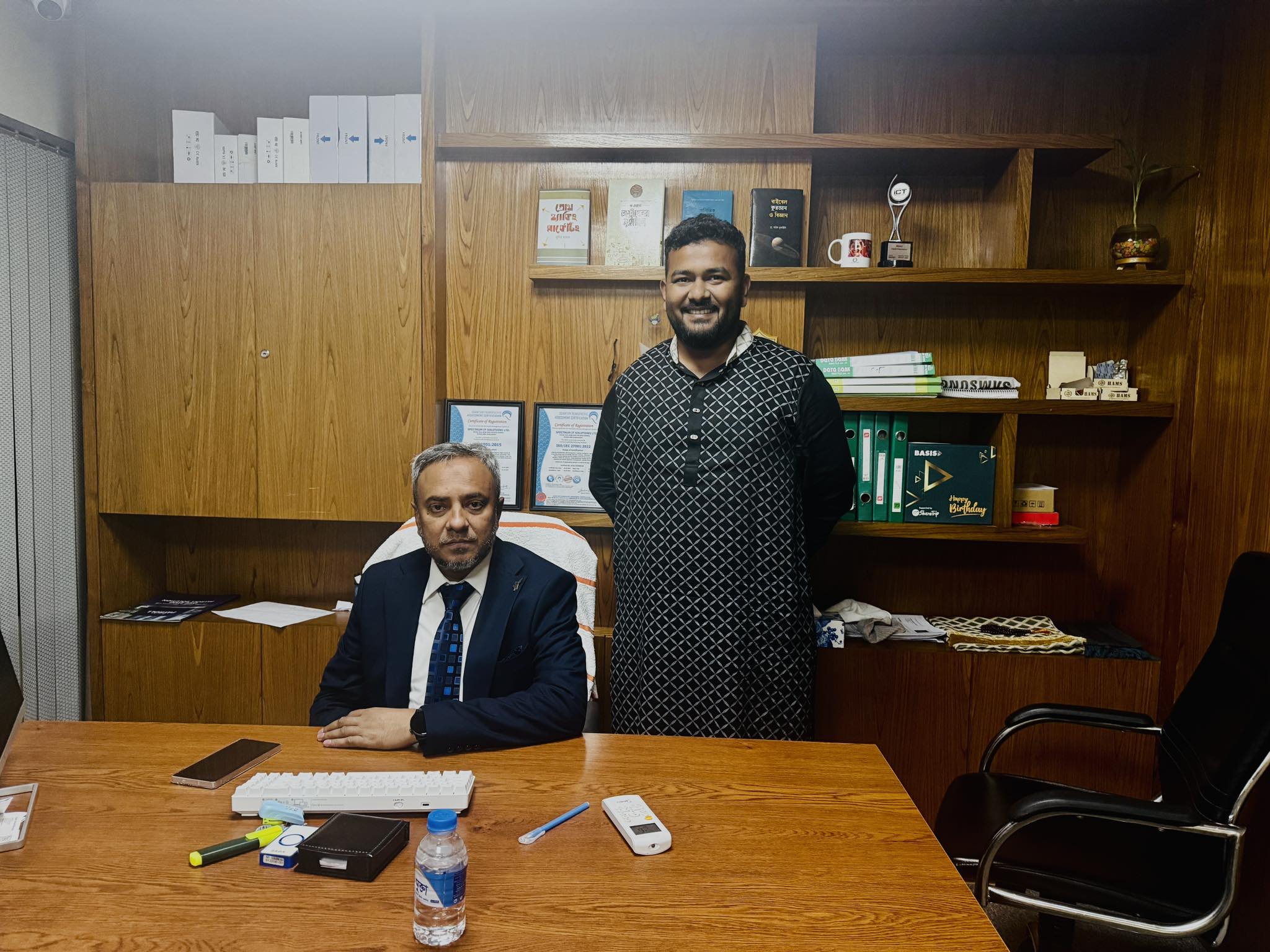 বিতর্কিত নেতা কবির আহমেদ ভূইয়া ও পাশে দাড়ানো গুজন রটনা কারী সিরাজুল হক ইমু।