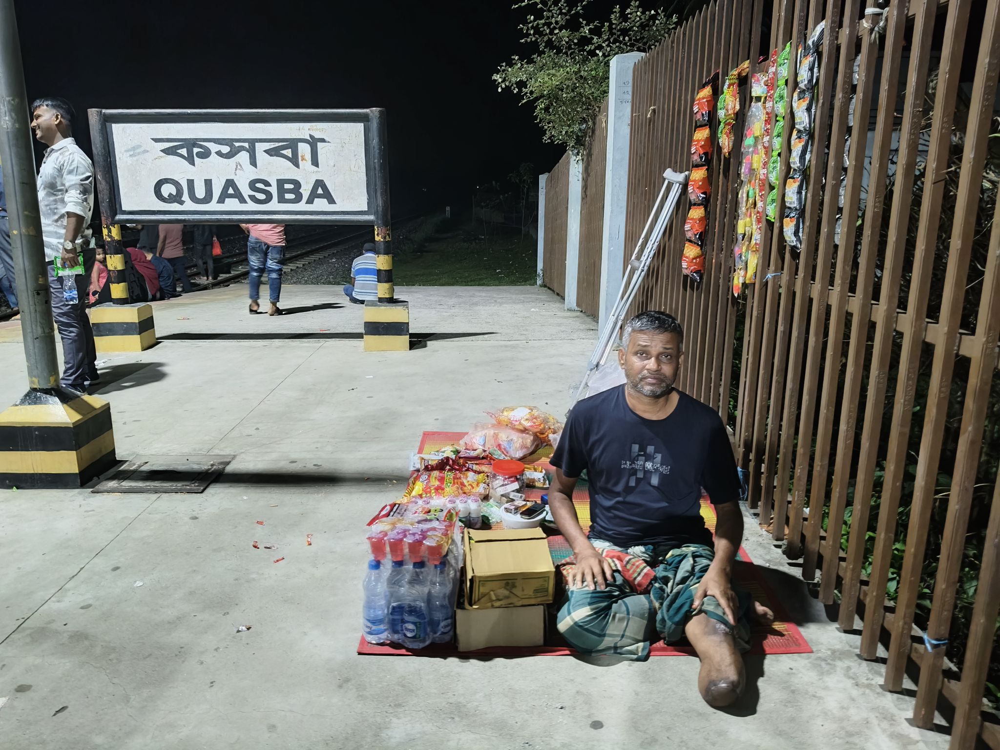 কসবা রেলওয়ে স্টেশনে ক্ষুদ্র ব্যবসা করা একজন শারীরিক প্রতিবন্ধী ব্যক্তির সংগ্রামী জীবন।