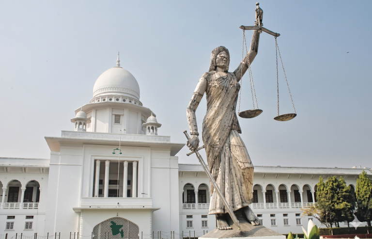 বাংলাদেশ সুপ্রিম কোর্ট প্রাঙ্গণে ন্যায়বিচারের প্রতীক থেমিস ভাস্কর্য।