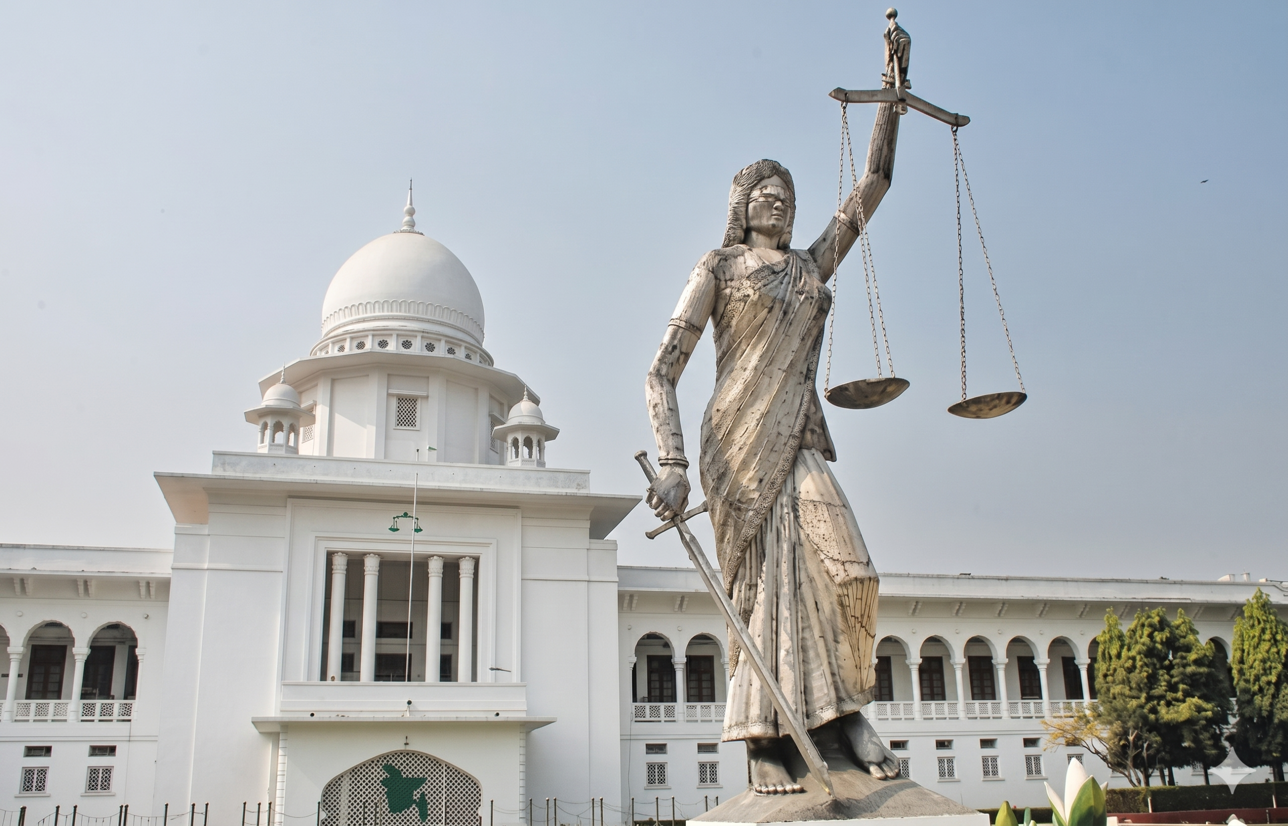 বাংলাদেশ সুপ্রিম কোর্ট প্রাঙ্গণে ন্যায়বিচারের প্রতীক থেমিস ভাস্কর্য।