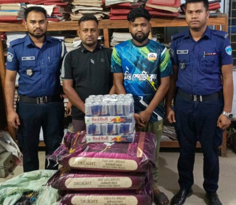 কসবায় বিপুল পরিমাণ অবৈধ ভারতীয় পণ্য জব্দ: অভিযুক্ত দুই চোরাকারবারি ‘মালু’ ও ‘মনির’ গ্রেফতার, অন্যান্য মূল হোতারা অধরা